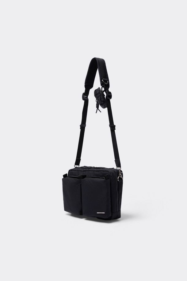 블랙 코튼 크로스백은 면과 나일론 혼방 소재로 제작되어 튼튼하며, 미니멀하고 캐주얼한 스타일을 연출합니다. 사각 형태의 미디엄 사이즈 가방으로, 로고, 리벳, 참 장식이 포인트로 더해져 세련된 느낌을 줍니다. 사이즈 조절이 가능하며, 탈부착 파우치가 있어 실용성을 높였습니다. 출근룩과 비즈니스 캐주얼에 활용하기 좋으며, 시티보이 스타일을 완성하는 데 적합합니다. 일상생활에서 편안하게 사용할 수 있는 아이템입니다.
