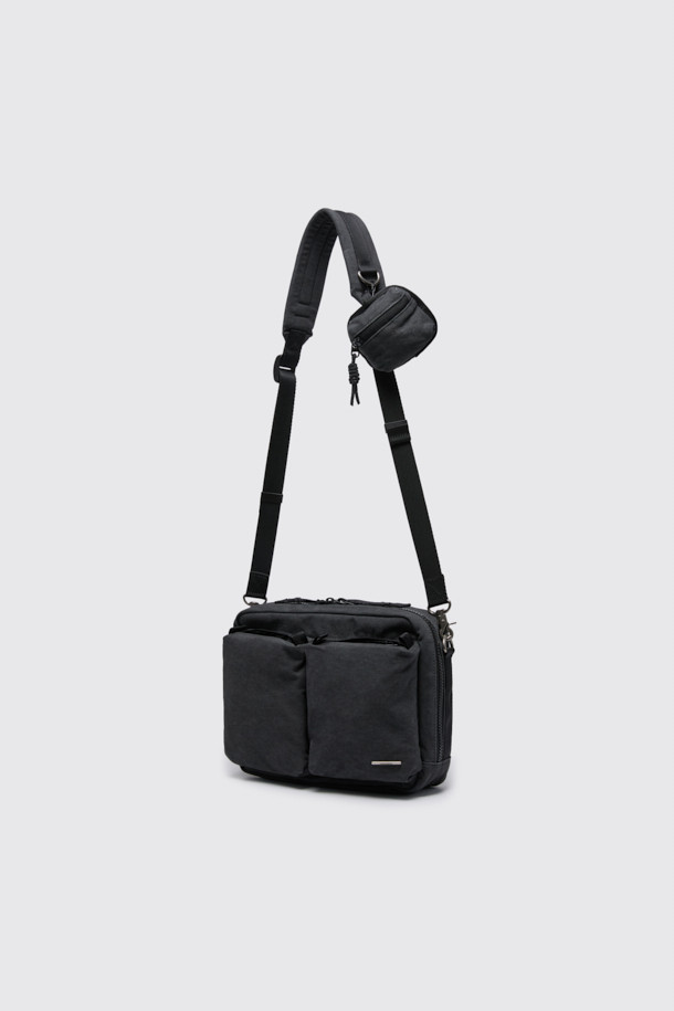 그레이 코튼 크로스백은 면 소재로 제작되어 부드러운 질감과 편안한 착용감을 선사합니다. 미디엄 사이즈의 사각 디자인에 로고 리벳 장식이 포인트로 더해져 캐주얼하면서도 미니멀한 스타일을 연출합니다. 워싱 처리된 면 소재는 자연스러운 멋을 더하며, 웨빙 손잡이와 탈부착 파우치 참으로 실용성을 높였습니다. 넉넉한 내외부 수납공간과 지퍼형 잠금 방식으로 소지품을 안전하게 보관할 수 있으며, 길이 조절이 가능한 스트랩으로 다양한 스타일을 소화할 수 있습니다. 출근룩, 비즈니스 캐주얼, 여행룩 등 다양한 TPO에 활용하기 좋은 데일리 크로스백입니다.
