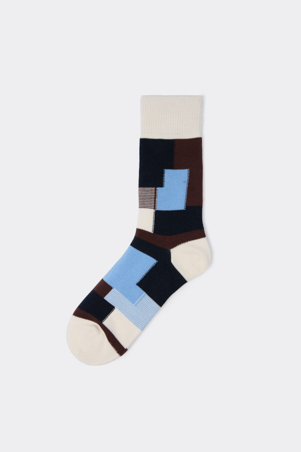 브라운 블록 패턴 양말은 면혼방 소재로 제작되어 부드러운 촉감을 자랑합니다. 남녀 공용으로 편안하게 착용 가능하며, 사계절 내내 활용할 수 있습니다. 체크와 블록 무늬가 돋보이는 캐주얼, 미니멀, 클래식 스타일의 양말로, 동네 마실룩, 산책룩, 집콕룩에 잘 어울립니다. 넌슬립 기능과 로고 디테일로 실용성을 더했습니다. 브라운, 블루, 화이트, 블랙 등 다양한 색상 옵션으로 만나보세요.
