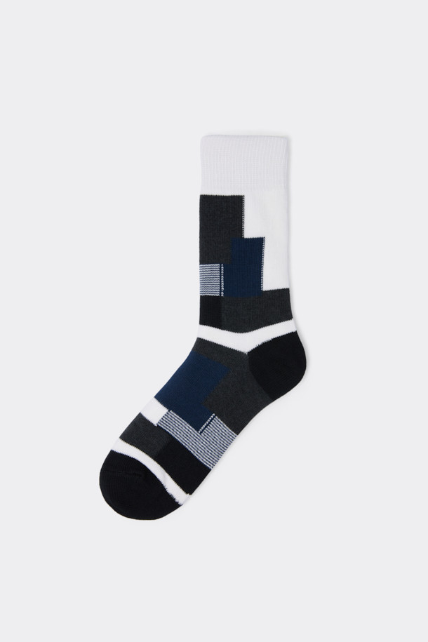 그레이 블록 패턴 양말은 면혼방 소재로 제작되어 부드러운 촉감을 선사합니다. 그레이, 블랙, 네이비 색상으로 구성되어 있으며, 체크 패턴과 로고 디테일이 돋보입니다. 

사계절 내내 착용 가능하며, 넌슬립 기능으로 편안함을 더했습니다. 캐주얼, 미니멀, 클래식 스타일을 즐기는 분들께 동네 마실룩, 집콕룩에 매치하기 좋은 아이템입니다.
