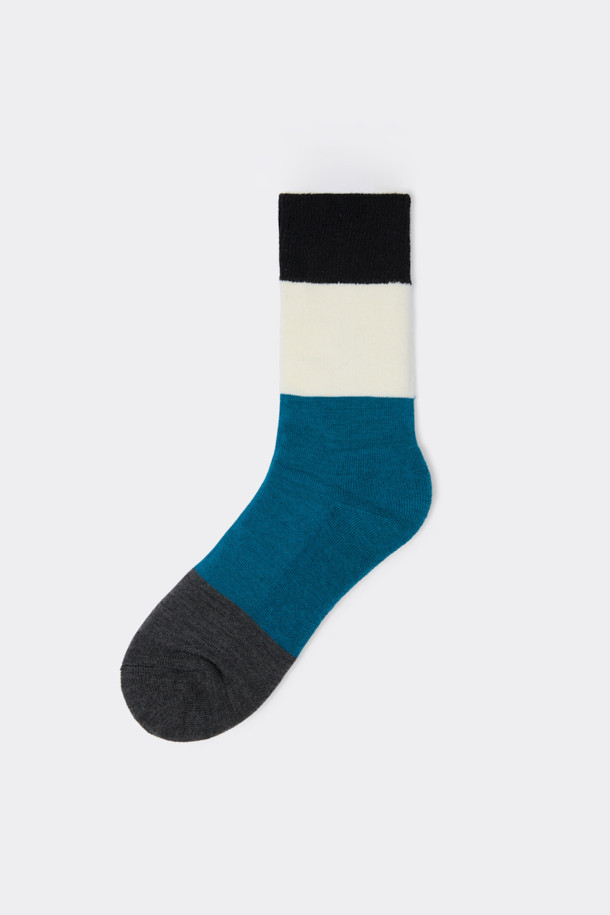 블루 부클 블록 삭스는 울과 면 혼방 소재로 제작되어 부드러운 촉감과 뛰어난 보온성을 자랑합니다. 가을, 겨울철에 적합하며, 넌슬립 기능으로 미끄럼 방지 효과를 더했습니다. 부클사를 사용하여 입체적인 텍스처를 살린 블록 패턴 디자인이 돋보이며, 블루, 블랙, 화이트, 그레이 4가지 색상으로 만나볼 수 있습니다. 미니멀, 클래식, 캐주얼 스타일의 옷차림에 매치하여 겨울 데일리룩, 집콕룩, 산책룩을 완성해보세요.
