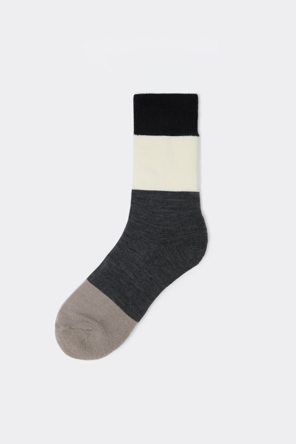 그레이 부클 블록 삭스(Grey Boucle Block Socks)는 부드러운 촉감과 따뜻함을 선사하는 겨울철 필수 아이템입니다. 울과 면 혼방 소재로 제작되어 보온성이 뛰어나며, 두꺼운 두께감으로 발을 포근하게 감싸줍니다. 그레이, 블랙, 화이트 컬러의 블록 패턴 디자인은 캐주얼, 미니멀, 클래식 등 다양한 스타일과 잘 어울립니다. 일상생활, 산책, 집콕 등 어떤 상황에서도 편안하게 착용할 수 있으며, 논슬립 기능으로 안정감을 더했습니다. 부클 텍스처가 돋보이는 디자인으로 포근하고 스타일리시한 겨울 데일리룩을 완성해 보세요.
