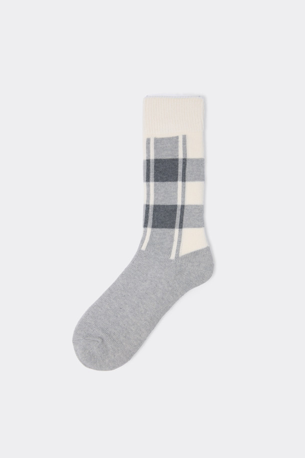 그레이 체크 양말은 면혼방 소재로 제작되어 부드러운 촉감을 선사합니다. 일상생활 및 산책 시 편안하게 착용하기 좋으며, 캐주얼, 미니멀, 클래식 스타일을 모두 소화할 수 있습니다. 그레이와 화이트 컬러의 체크 패턴이 돋보이며, 넌슬립 기능으로 활동성을 높였습니다. 로고 디테일이 포인트로 들어가 있어 심플하면서도 세련된 느낌을 줍니다. 사계절 내내 활용 가능한 실용적인 아이템입니다.
