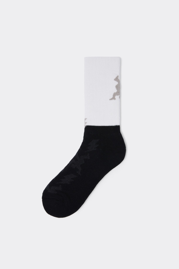 화이트 그래픽 블록 삭스는 면 혼방 소재로 제작되어 부드러운 촉감을 선사합니다. 블랙과 화이트 두 가지 색상으로 출시되어 어떤 스타일에도 잘 어울리며, 사계절 내내 착용하기 좋습니다. 그래픽 블록 패턴 디자인이 돋보이며, 넌슬립 기능으로 편안한 착용감을 제공합니다. 일상복은 물론, 집콕룩에도 잘 어울리는 캐주얼, 미니멀, 클래식 스타일의 양말입니다. 로고 디테일이 더해져 심플하면서도 세련된 포인트를 더했습니다.
