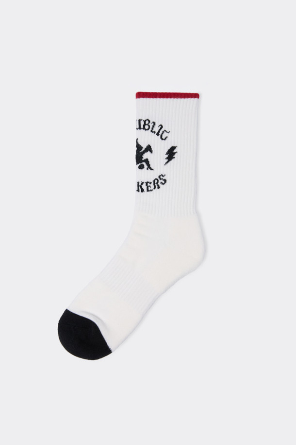 화이트 그래픽 삭스입니다. 면혼방 소재로 제작되어 부드러운 촉감을 선사하며, 사계절 내내 편안하게 착용할 수 있습니다. 화이트와 블랙 두 가지 색상으로, 그래픽 및 로고 무늬가 디자인되어 캐주얼, 미니멀, 스포티한 스타일을 연출하기 좋습니다. 일상생활은 물론 동네 마실룩, 산책룩에도 잘 어울립니다. 발바닥 면에는 넌슬립 로고가 있어 미끄럼 방지 기능도 제공합니다.