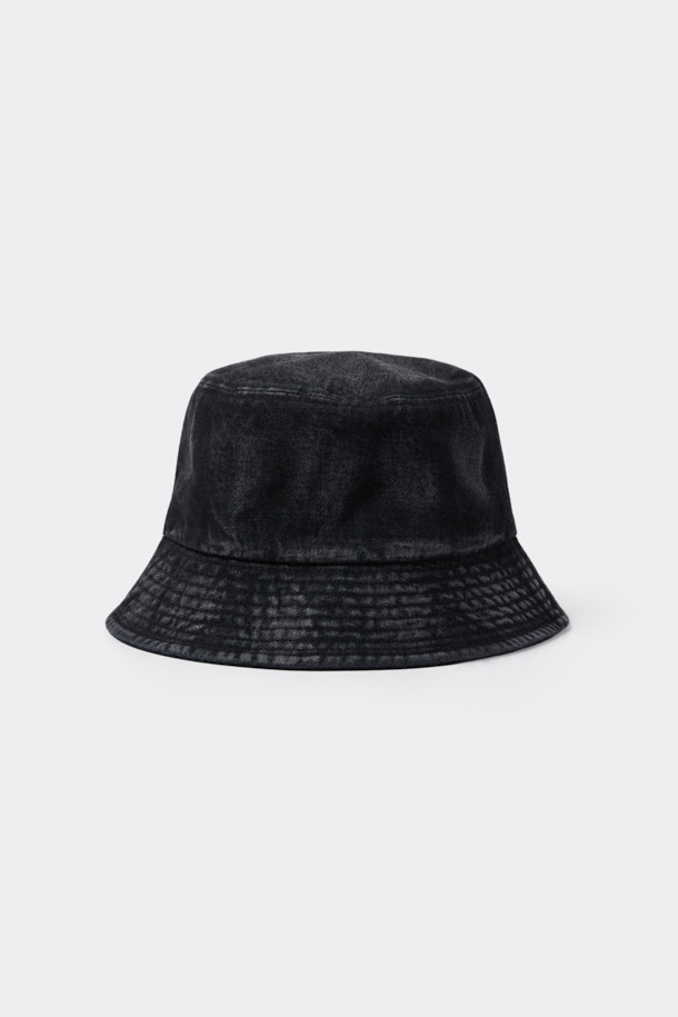 블랙 워시드 데님 버킷햇은 캐주얼, 미니멀, 레트로 스타일을 즐기는 당신을 위한 아이템입니다. 봄, 여름, 가을 계절에 적합하며, 데님 소재에 워싱 처리하여 빈티지한 텍스처와 불균일한 워싱으로 독특한 매력을 더했습니다. 깊은 모자 깊이와 안정적인 챙 넓이로 편안한 착용감을 선사하며, 로고 금속 장식이 디자인의 포인트를 더합니다. 동네 마실룩, 산책룩, 여행룩 등 다양한 TPO에 활용하여 스타일리시함을 연출해보세요.
