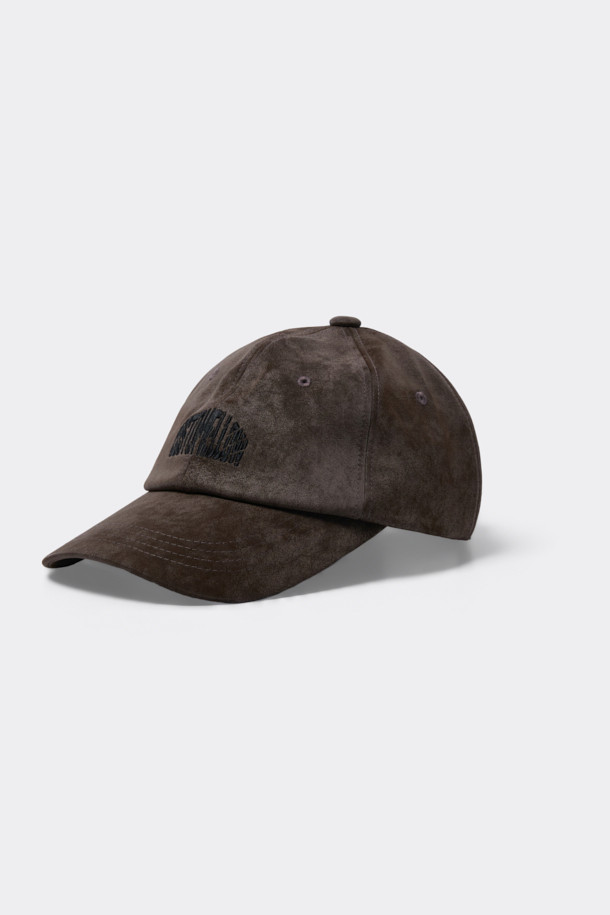 브라운 텍스처 캡은 부드러운 합성가죽 소재로 제작되어 봄, 여름, 가을 계절에 착용하기 좋습니다. 일반적인 깊이와 챙 넓이로 디자인되었으며, 로고 패턴과 자수, 리벳 장식이 돋보입니다. 텍스처 소재와 은은한 광택감이 특징이며, 캐주얼, 미니멀, 클래식 스타일을 즐기는 분들께 추천합니다. 동네 마실룩, 산책룩, 여행룩 등 다양한 TPO에 활용할 수 있으며, 사이즈 조절 기능으로 편안한 착용감을 제공합니다.
