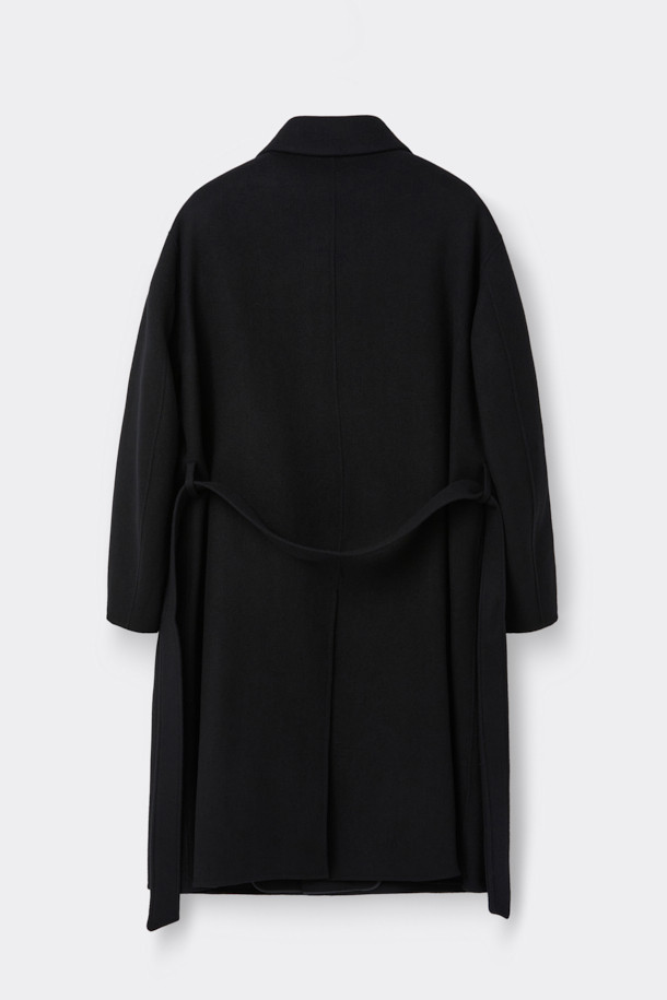 세련된 무드를 연출하는 블랙 울 맥 코트입니다. 가을, 겨울 시즌에 어울리는 두꺼운 두께감으로 보온성을 높였으며, 미니멀하고 클래식한 디자인이 특징입니다. 히든 버튼 여밈 방식과 오버핏으로 편안한 착용감을 선사하며, 탈부착 가능한 허리 벨트와 비죠 장식으로 다양한 스타일을 연출할 수 있습니다. 롱 기장과 긴 소매, 둥근 포켓 디테일이 돋보이며, 상체 상단 부분 안감 처리를 통해 고급스러움을 더했습니다. 출근룩, 비즈니스 캐주얼, 모임룩 등 다양한 TPO에 활용 가능하며, 시크하고 세련된 스타일을 완성해 보세요.
