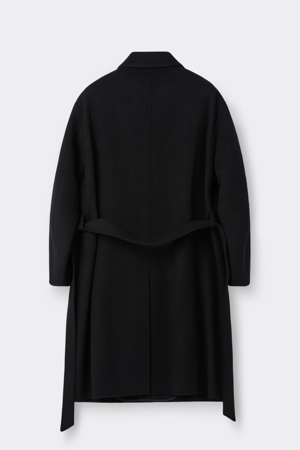 블랙 캐시미어 블렌디드 맥 코트는 미니멀하고 클래식한 스타일을 추구하는 분들을 위한 아우터입니다. 울, 나일론, 캐시미어, 폴리우레탄의 혼방 소재로 제작되어 부드러운 촉감과 고급스러운 분위기를 선사합니다. 히든 버튼 여밈 방식과 오버핏 실루엣으로 편안하면서도 세련된 핏을 연출하며, 탈부착 가능한 허리 벨트와 비죠 장식으로 다양한 스타일을 연출할 수 있습니다. 가을, 겨울 시즌에 출근룩, 오피스룩, 모임룩 등 다채로운 TPO에 활용 가능하며, 핸드메이드 공법 봉제와 둥근 모서리 포켓 등의 디테일이 돋보입니다. 상체 상단 부분만 안감 처리되어 보온성을 더했습니다.
