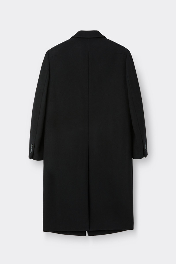 블랙 캐시미어 블렌디드 싱글 코트는 남성 고객을 위한 가을/겨울용 아우터입니다. 울, 캐시미어, 폴리에스테르, 나일론, 레이온, 코튼 등 다양한 소재를 혼방하여 부드러운 촉감과 두꺼운 두께를 자랑합니다. 클래식하고 미니멀한 스타일로, 오피스룩, 비즈니스 캐주얼, 모임룩 등 TPO에 맞춰 시크하게 연출할 수 있습니다. 너치드 라펠, 2버튼, 사이드 다트, 숄더 다트, 어깨 패드, 포켓 스티치 디테일이 돋보이는 레귤러핏 싱글 코트입니다. 긴 소매 기장의 무지 디자인으로 어떤 스타일에도 쉽게 매치할 수 있습니다.
