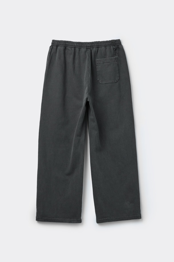 그레이 염색 스웻 팬츠는 편안한 일상 스타일을 위한 완벽한 선택입니다. 피그먼트 다잉 기법으로 제작되어 자연스러운 색감과 탄탄한 촉감을 자랑하며, 와이드핏으로 트렌디한 무드를 연출합니다. 허리 밴딩과 스트링, 밑단 스트링 스토퍼를 통해 편안한 착용감을 제공하며, 포켓 하단 로고 자수가 은은한 포인트를 더합니다. 봄, 가을, 겨울 모두 활용 가능한 긴 기장의 스웻 팬츠는 집콕룩, 산책룩은 물론 미니멀, 시티보이 스타일까지 소화 가능한 활용도 높은 아이템입니다. 후면 벨트고리에는 시그니처 스트링 디테일이 더해져 더욱 스타일리시하게 연출할 수 있습니다.
