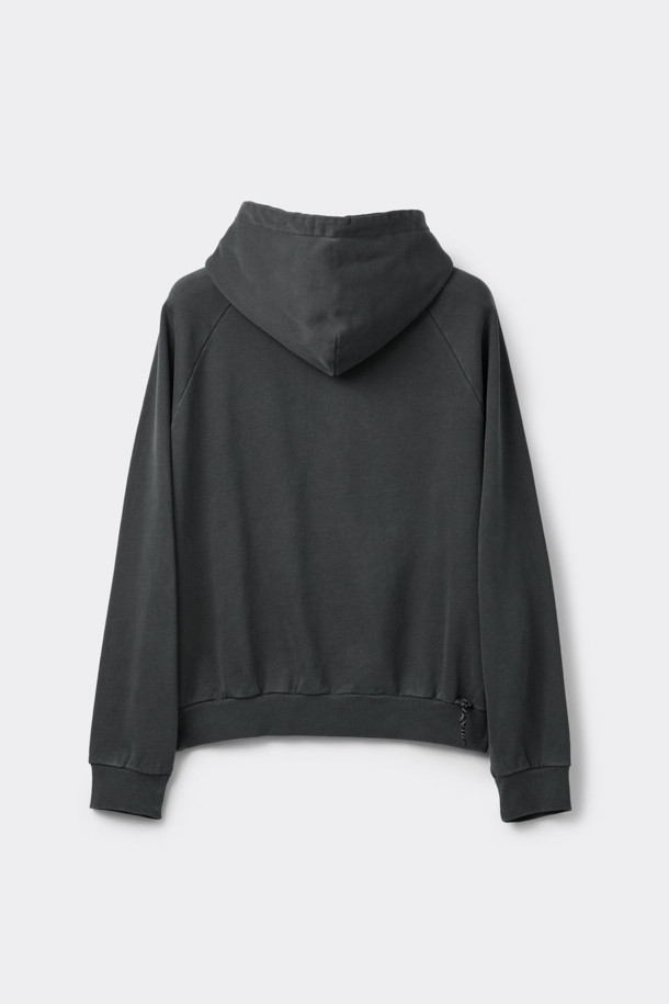 그레이 컬러의 피그먼트 다잉 후디입니다. 캐주얼하고 베이직한 스타일로, 가을과 겨울에 따뜻하게 착용하기 좋습니다. 면 소재로 제작되어 탄탄한 촉감을 자랑하며, 오버핏 디자인으로 편안한 착용감을 선사합니다. 소매에는 로고 자수 디테일이, 후면 하단에는 시그니처 스트링 디테일이 더해져 포인트를 더했습니다. 집콕룩, 산책룩 등 다양한 TPO에 활용 가능하며, 미니멀한 스타일을 연출하기 좋습니다.
