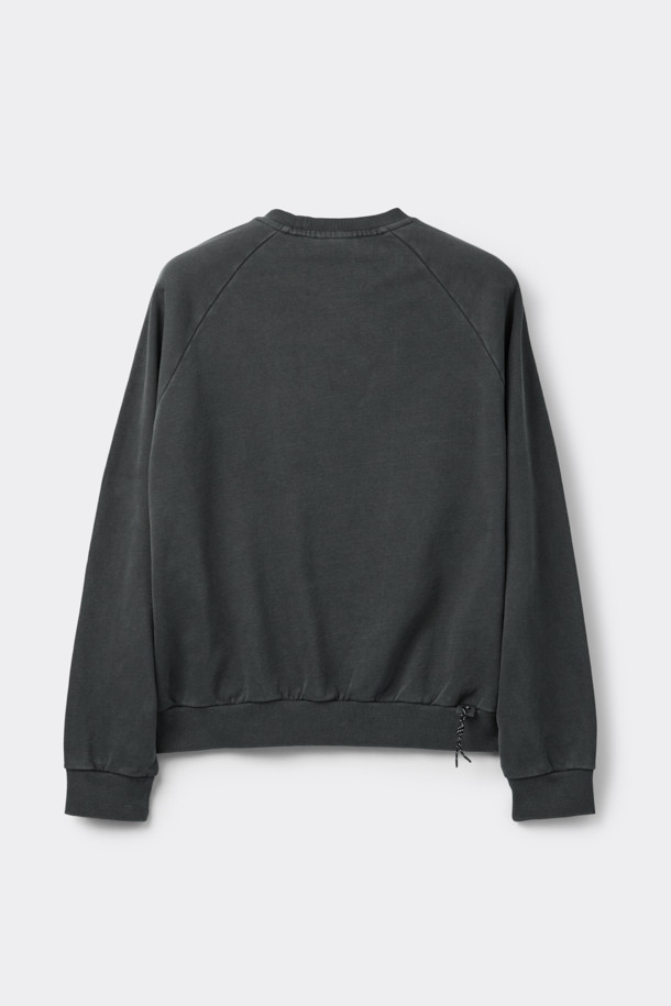 그레이 색상의 그레이 염색 스웨트셔츠입니다. 베이직하고 캐주얼한 스타일로, 봄, 가을, 겨울 모두 활용 가능합니다. 피그먼트 다잉 처리된 면 소재로 제작되었으며, 오버핏으로 편안한 착용감을 선사합니다. 소매에는 로고 자수가, 후면에는 시그니처 스트링 디테일이 있으며, 밑단과 소매는 시보리 처리되어 있습니다. 집콕룩이나 산책룩으로 미니멀하고 클래식하게 연출해보세요.
