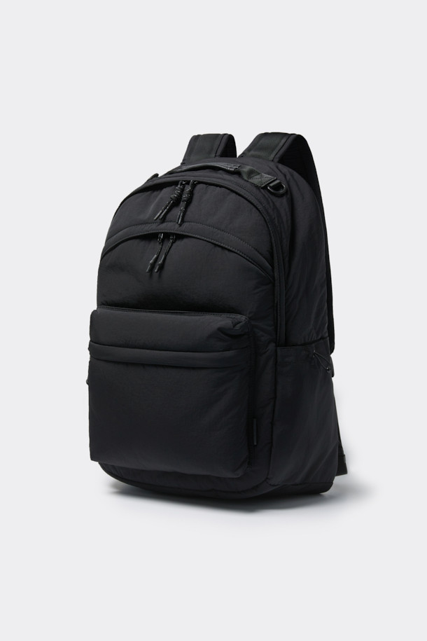 블랙 나일론 백팩은 남성을 위한 미니멀, 캐주얼, 시티보이 스타일의 가방입니다. 튼튼한 나일론 소재로 제작되어 생활 방수 기능과 뛰어난 내구성을 자랑하며, 사각 형태에 로고 디자인으로 포인트를 더했습니다. 내부에는 노트북 수납 공간이, 외부에는 전면 2단 오픈 포켓, 전면 포켓, 사이드 포켓이 있어 수납력을 높였습니다. 지퍼와 벨크로형 잠금 방식으로 내용물을 안전하게 보호하며, 조절 가능한 숄더 스트랩과 상단 핸들로 편안한 착용감을 제공합니다. 출근룩, 여행룩, 워크샵룩 등 다양한 TPO에 활용하기 좋습니다.
