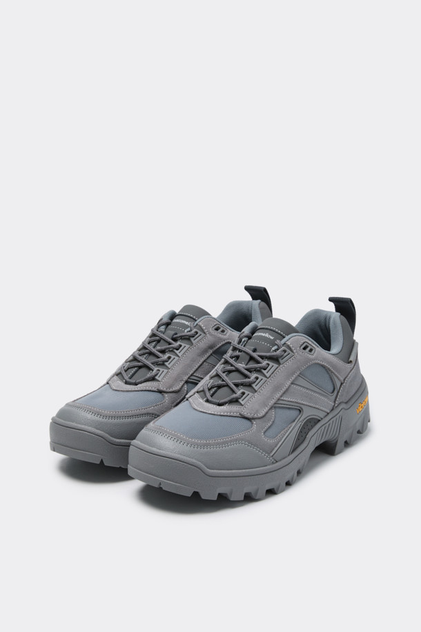 그레이 컬러의 Vibram(비브람) 하이브리드 스니커즈는 남성 고객을 위해 디자인되었습니다. 스웨이드와 메쉬 소재를 사용하여 사계절 모두 착용 가능하며, 일상과 아웃도어 활동에 적합합니다. 비브람 아웃솔을 적용하여 내구성과 충격 흡수 기능을 제공하며, 힐탭 스트랩과 3M 스트링, 로고 패턴으로 포인트를 더했습니다. 유틸리티 스타일의 캐주얼, 고프코어, 미니멀 룩에 잘 어울리는 아이템입니다.
