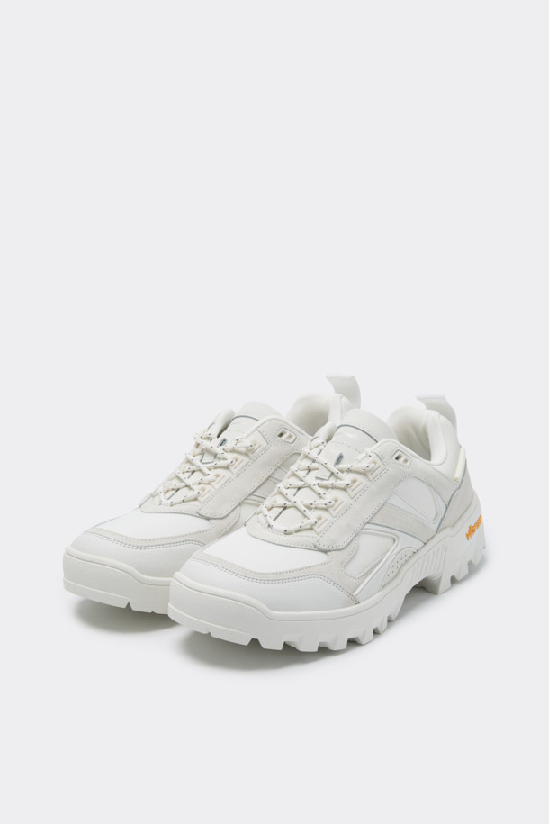 화이트 비브람 하이브리드 스니커즈는 일상과 아웃도어 활동 모두에 적합한 남성용 스니커즈입니다. 스웨이드와 메쉬 소재의 조화로 제작되었으며, 라운드 앞코에 플랫 굽 디자인으로 편안한 착용감을 제공합니다. 비브람 아웃솔을 사용하여 탁월한 접지력과 내구성을 자랑하며, 충격 흡수 기능으로 활동성을 높였습니다. 힐탭 스트랩, 3M 스트링, 유틸리티 스타일의 디테일과 로고 패턴이 더해져 캐주얼, 미니멀, 클래식 스타일을 완성합니다. 여행룩과 산책룩에 활용하기 좋은 디자인입니다.
