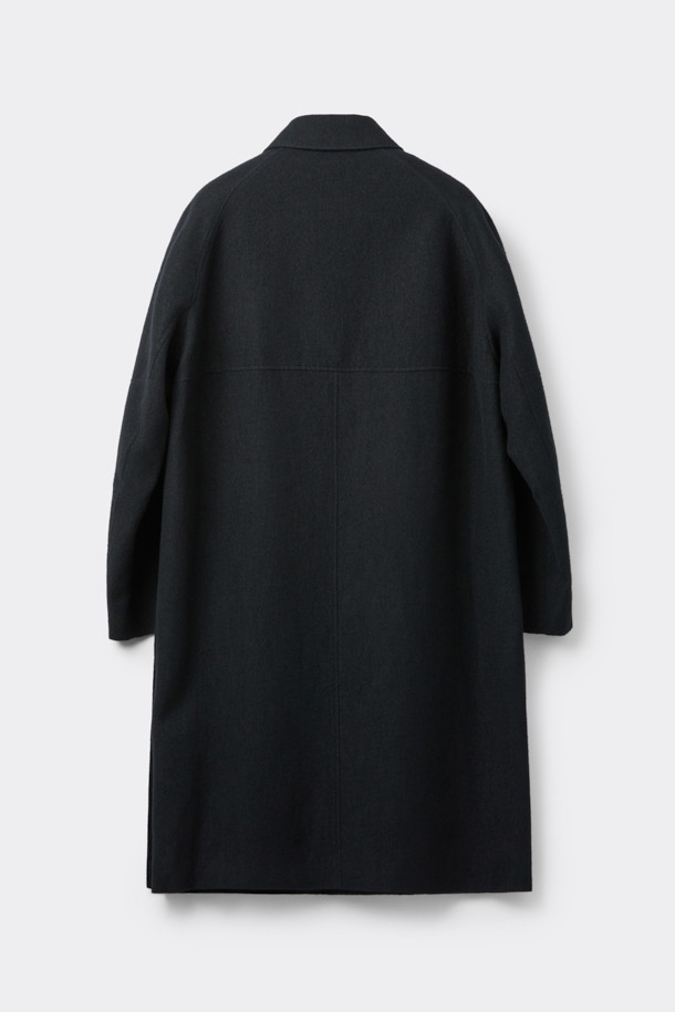 블랙 울 린넨 발마칸 코트는 남성용 아우터로, 가을과 겨울에 착용하기 좋습니다. 미니멀하고 클래식한 스타일을 추구하는 분들께 적합하며, 출근룩, 비즈니스 캐주얼, 모임룩 등 다양한 TPO에 활용할 수 있습니다. 롱 기장의 레귤러핏 발마칸 코트로, 히든 여밈 방식과 래글런 소매, 사이드 벤트 디테일이 특징입니다. 울과 린넨 혼방 소재로 제작되어 두꺼운 두께감을 자랑하며, 시크한 무드를 연출합니다.
