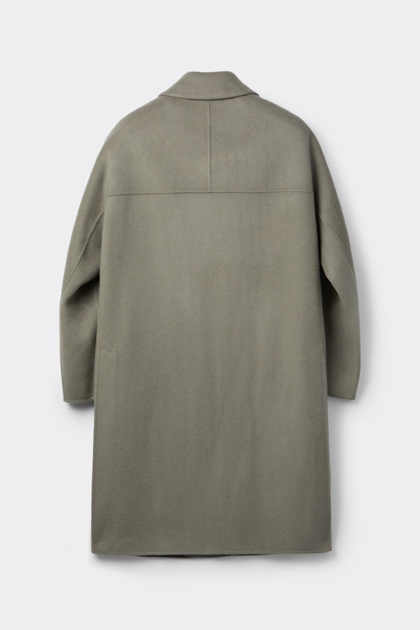 베이지 컬러의 캐시미어 블렌디드 발마칸 코트입니다. 울, 캐시미어, 폴리에스터, 나일론, 레이온, 아크릴, 코튼 등 다양한 소재를 혼방하여 부드러운 촉감과 두꺼운 두께감을 선사합니다. 클래식하고 미니멀한 스타일로, 백 돌먼 소매 디자인과 핸드메이드 공법 봉제가 특징입니다. 레귤러 핏에 싱글 버튼 여밈 방식이며, 가을과 겨울에 출근룩, 비즈니스 캐주얼, 모임룩 등 다양한 TPO에 활용하기 좋습니다. 시크한 매력을 더해주는 베이직한 디자인의 남성용 발마칸 코트입니다.
