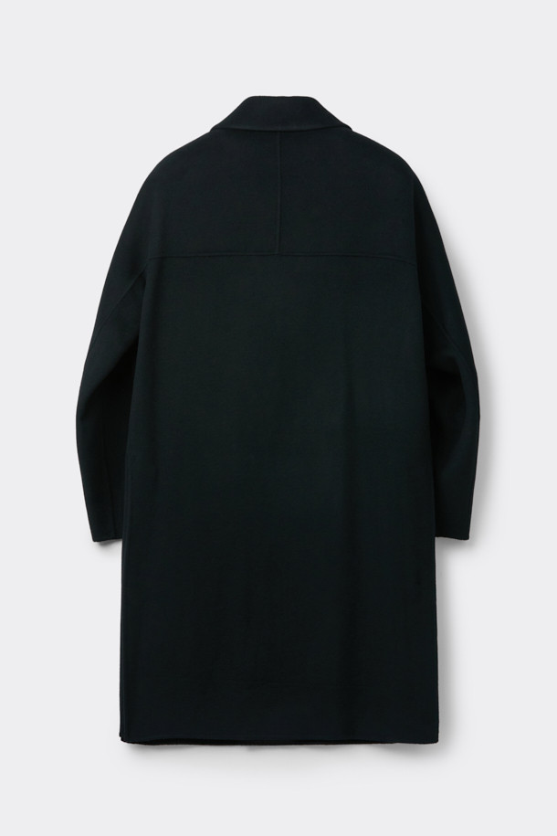 블랙 캐시미어 블렌디드 발마칸 코트는 남성용 아우터로, 가을과 겨울에 착용하기 좋습니다. 부드러운 촉감의 울, 캐시미어 혼방 소재로 제작되어 일상, 출근룩, 비즈니스 캐주얼, 모임룩 등 다양한 TPO에 활용 가능합니다. 클래식, 미니멀, 시크 스타일을 연출하기 좋으며, 레귤러 핏과 긴 소매 기장이 특징입니다. 백 돌먼 소매 디자인과 핸드메이드 공법 봉제로 완성되어 고급스러움을 더합니다. 싱글 버튼 여밈 방식의 두꺼운 발마칸 코트로, 따뜻함과 스타일을 동시에 잡을 수 있습니다.
