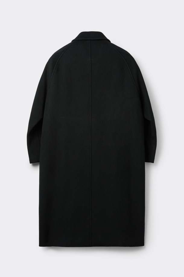 블랙 캐시미어 블렌디드 오버사이즈 핏 발마칸 코트는 미니멀하고 클래식한 스타일을 추구하는 남성분들을 위한 아우터입니다. 울, 캐시미어, 폴리에스테르 등 다양한 소재를 혼방하여 부드러운 촉감과 보온성을 동시에 잡았습니다. 래글런 소매 디자인으로 활동성을 높였으며, 히든 버튼 여밈 방식으로 깔끔한 실루엣을 연출합니다. 롱 기장과 오버핏으로 트렌디함을 더했으며, 가을, 겨울철 출근룩, 오피스룩, 모임룩 등 다양한 TPO에 활용 가능합니다. 시크하고 세련된 블랙 컬러의 발마칸 코트로 당신의 스타일을 완성해보세요.
