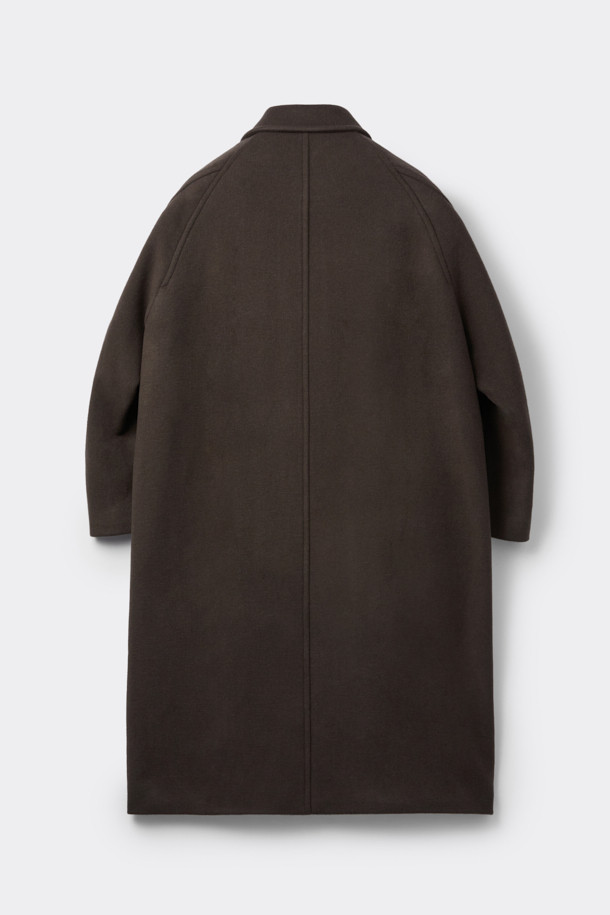 부드러운 캐시미어 블렌딩 소재의 브라운 발마칸 코트입니다. 오버핏으로 제작되어 편안하면서도 세련된 실루엣을 연출하며, 가을과 겨울에 따뜻하게 착용하기 좋습니다. 히든 버튼 여밈 방식과 래글런 소매 디테일이 특징이며, 클래식하고 미니멀한 디자인으로 다양한 스타일을 소화할 수 있습니다. 출근룩, 비즈니스 캐주얼, 모임룩 등 TPO에 구애받지 않고 시크하게 연출해보세요. 울, 캐시미어, 폴리에스테르, 앙고라 혼방으로 부드러운 촉감과 보온성을 제공합니다.
