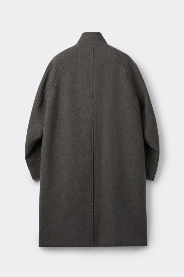 **브라운 울 하이넥 코트**

부드러운 멜란지 브라운 컬러의 남성용 울 하이넥 코트입니다. 가을과 겨울, 쌀쌀한 날씨에 따뜻하게 착용할 수 있는 두꺼운 두께감의 롱 코트입니다. 미니멀하고 베이직한 디자인으로, 출근룩, 비즈니스 캐주얼, 모임룩 등 다양한 TPO에 활용 가능합니다. 래글런 소매 디테일이 돋보이며, 레귤러핏으로 제작되어 편안한 착용감을 선사합니다. 싱글 버튼 여밈 방식으로 클래식, 미니멀, 시크 스타일을 연출하기 좋습니다.
