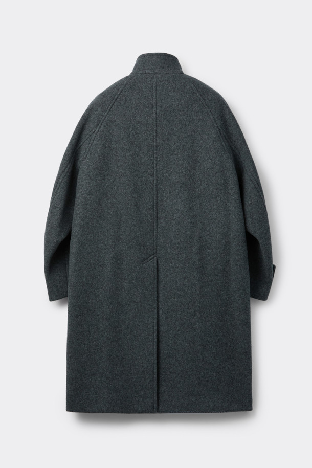 멜란지 그레이 컬러의 남성용 하이넥 코트입니다. 울과 나일론 혼방 소재로 제작되어 가을, 겨울 시즌에 적합하며, 두꺼운 두께감으로 보온성을 높였습니다. 래글런 소매 디테일이 돋보이는 레귤러핏 코트로, 버튼 여밈 방식과 무지 디자인으로 베이직하면서도 미니멀한 스타일을 연출합니다. 출근룩, 비즈니스 캐주얼, 모임룩 등 다양한 TPO에 활용 가능하며, 클래식, 미니멀, 시크한 스타일을 완성합니다.
