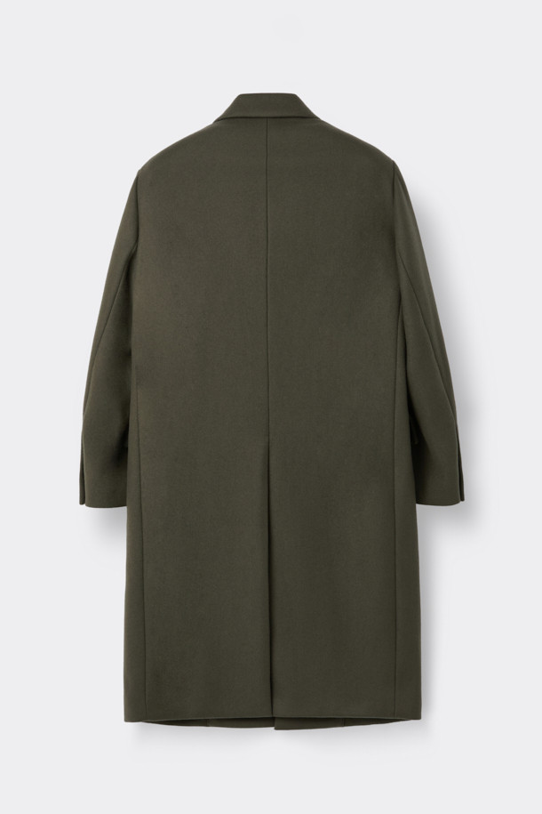 베이지 색상의 오버핏 피크드 라펠 코트입니다. 울, 나일론, 캐시미어 혼방 소재로 제작되어 가을, 겨울 시즌에 따뜻하게 착용할 수 있습니다. 미니멀하고 클래식한 스타일로, 출근룩, 오피스룩, 모임룩 등 다양한 TPO에 활용 가능합니다. 싱글 버튼 여밈 방식으로 깔끔하며, 롱 기장과 오버핏 실루엣이 시크한 분위기를 연출합니다. 무지 디자인으로 어떤 옷에도 쉽게 매치할 수 있는 데일리 코트입니다.
