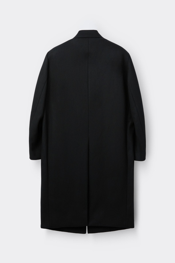 남성용 블랙 오버사이즈 핏 노치드 라펠 코트입니다. 가을, 겨울 시즌에 어울리는 두꺼운 두께감으로, 울, 나일론, 캐시미어 혼방 소재로 제작되어 부드러운 촉감과 보온성을 제공합니다. 미니멀, 클래식 스타일을 기반으로 하여 출근룩, 오피스룩, 모임룩 등 다양한 TPO에 활용 가능합니다. 싱글 버튼 여밈 방식과 롱 기장, 긴 소매 디자인으로 시크한 매력을 더하며, 오버핏으로 편안한 착용감을 선사합니다.
