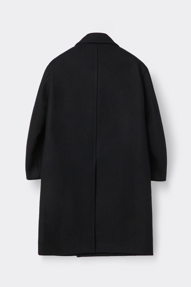 이탈리아 MANTECO 울 소재의 블랙 울 더블 브레스티드 코트입니다. 가을, 겨울 시즌에 어울리는 두꺼운 두께감과 롱 기장으로 클래식하고 미니멀한 스타일을 연출합니다. 더블 버튼 여밈 방식과 오버핏 디자인으로 제작되어 시크한 무드를 더해줍니다. 출근룩, 오피스룩, 모임룩 등 다양한 TPO에 활용 가능하며, 어떤 스타일에도 세련되게 매치할 수 있습니다.
