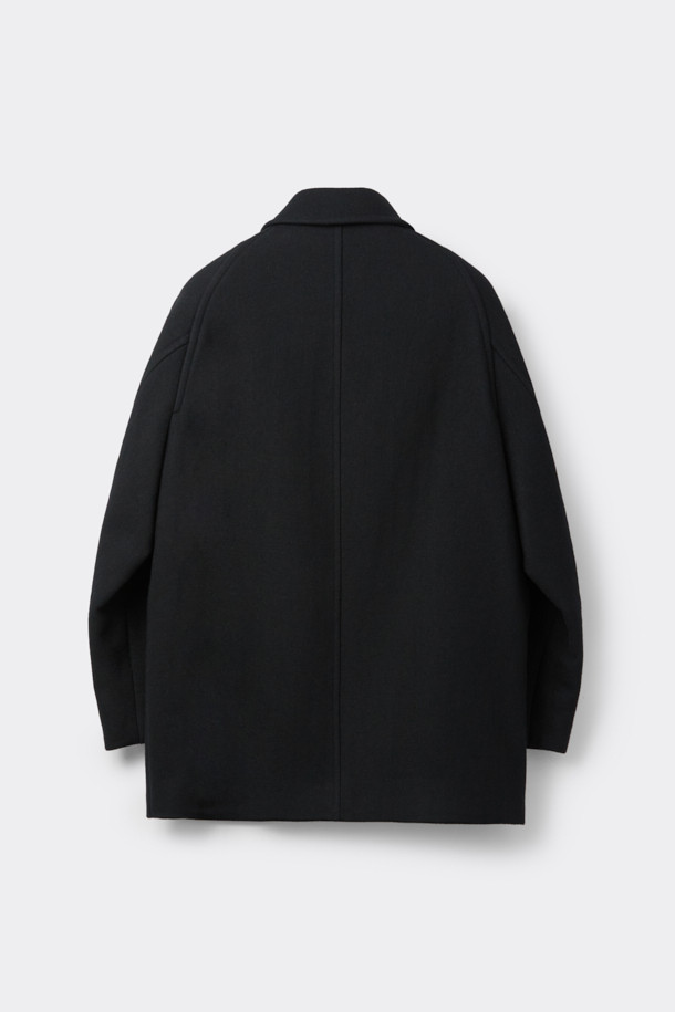 블랙 울 카 코트는 남성 고객을 위한 미니멀하고 클래식한 스타일의 아우터입니다. 가을과 겨울에 착용하기 좋은 두꺼운 두께감의 롱 기장 코트로, 울과 나일론 혼방 소재로 제작되었습니다. 차분한 블랙 컬러에 무지 패턴, 오버핏 디자인으로 시크한 매력을 더합니다. 버튼 여밈 방식과 아웃포켓 디테일이 특징이며, 출근룩, 오피스룩, 모임룩 등 다양한 TPO에 활용할 수 있습니다. 
