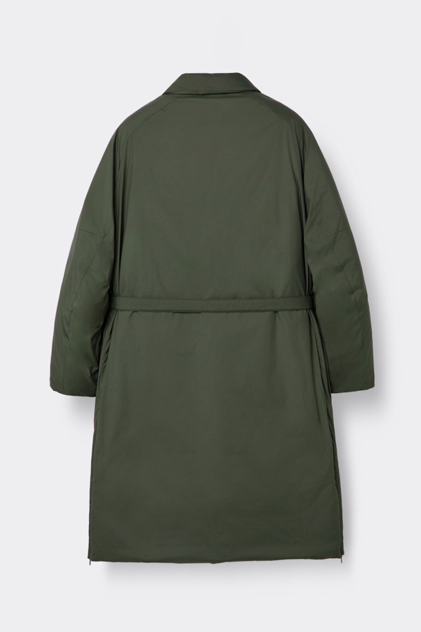 카키 로브 다운 코트는 남성용 겨울 아우터로, 베이직한 스타일에 클래식, 미니멀, 캐주얼 스타일을 모두 아우릅니다. 두꺼운 두께감의 오버핏으로 제작되었으며, 허리 로브 장식으로 포인트를 더했습니다. 80/20 구스다운 충전재와 경량 소재로 제작되어 보온성과 편안함을 동시에 느낄 수 있습니다. 무지 디자인에 긴 소매 기장, 로브 여밈 방식을 갖춘 다운 코트입니다. 폴리에스테르 소재로 제작되었습니다.
