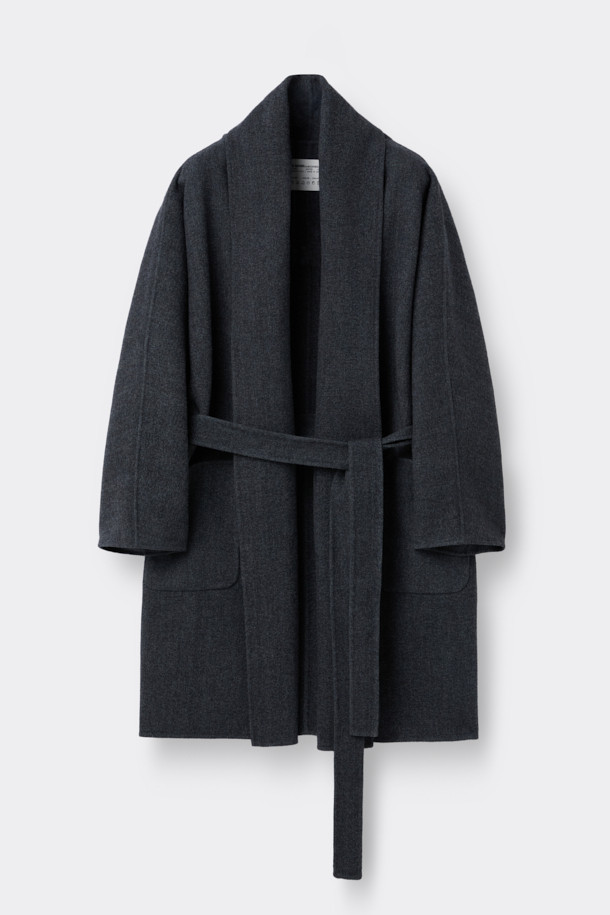 HED MAYNER (헤드 메이너)의 Grey Back Slit Robe Coat (그레이 백 슬릿 로브 코트)는 미니멀한 스타일을 추구하는 당신을 위한 아우터입니다. 가을, 겨울 시즌에 어울리는 롱 기장의 로브 코트로, 이탈리안 울 원단을 사용하여 부드러운 촉감을 선사합니다. 오버핏과 루즈핏으로 편안한 착용감을 강조하며, 후면 넥 슬릿과 벨트 허리 슬릿 구조가 독특한 디자인 포인트를 더합니다. 출근룩, 오피스룩, 모임룩 등 다양한 TPO에 활용 가능한 클래식하고 시크한 아이템입니다.
