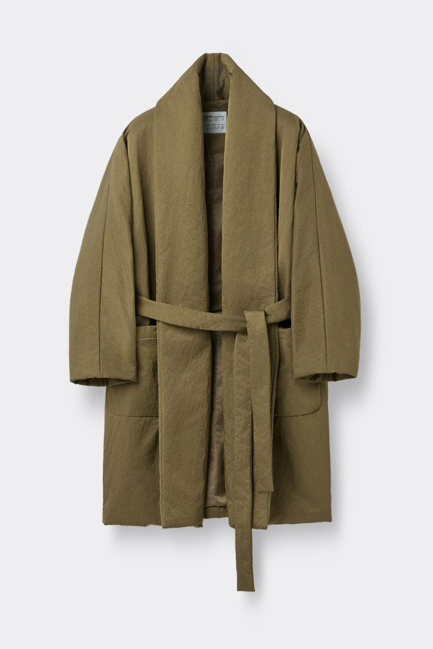 [HED MAYNER] 골드 백 슬릿 로브 코트는 남성용 아우터로, 가을과 겨울에 착용하기 좋습니다. 미니멀하고 모던한 스타일의 이 로브 코트는 부드러운 촉감의 나일론 소재와 넉넉한 오버핏으로 제작되었습니다. 등 부분의 넥 슬릿 디테일과 벨트 허리 슬릿 구조가 특징이며, 내부에는 패딩 안감과 외부 및 내부 포켓이 있어 실용성을 더했습니다. 광택감 있는 골드 컬러는 출근룩이나 모임룩에 시크하고 클래식한 분위기를 연출합니다.
