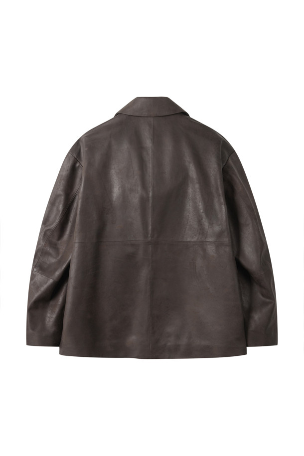 세련된 무드의 브라운 비건 가죽 재킷입니다. 캐주얼, 클래식, 미니멀 스타일을 모두 아우르는 디자인으로, 가을과 겨울에 따뜻함과 스타일을 동시에 잡을 수 있습니다. 오버핏으로 편안한 착용감을 선사하며, 라펠 코트 타입에 미디엄 기장으로 다양한 룩에 활용하기 좋습니다. 출근룩과 모임룩에 모두 잘 어울리며, 그라데이션 외관으로 은은한 멋을 더했습니다. 넉넉한 두께감의 비건 가죽 소재로 제작되어 부드러운 촉감과 보온성을 제공합니다.
