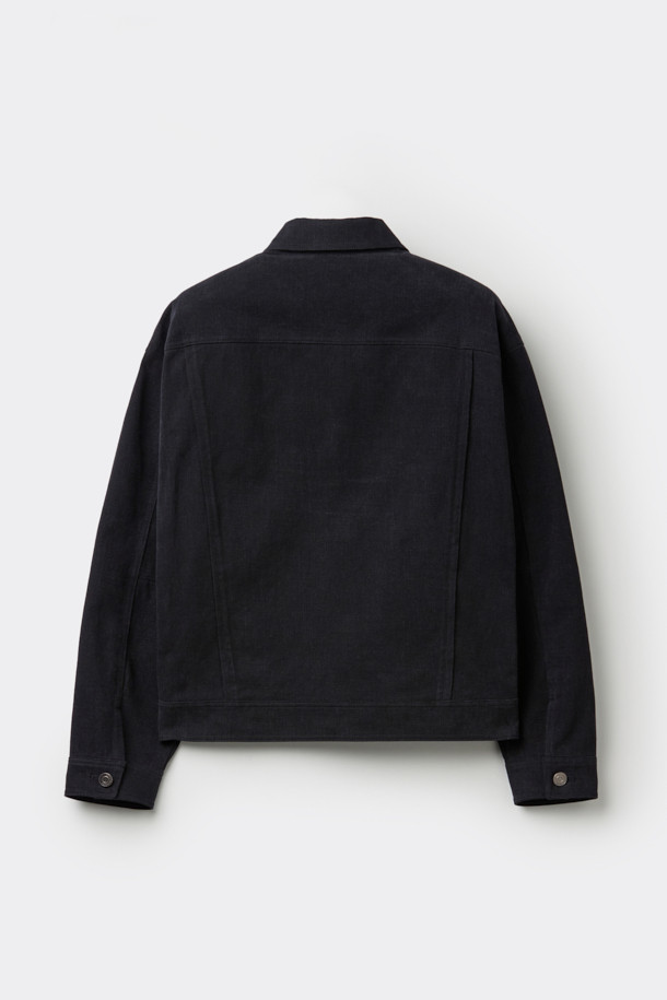 블랙 염색 면 트러커 재킷은 남성분들을 위한 캐주얼하고 베이직한 디자인의 아우터입니다. 봄, 가을 계절에 적합하며, 출근룩이나 데이트룩에 활용하기 좋습니다. 레귤러 핏에 무지 패턴으로 미니멀한 스타일을 연출하며, 긴 소매와 버튼 여밈 방식이 특징입니다. 양 사이드 포켓이 있어 실용성을 더했으며, 면 소재로 제작되어 편안한 착용감을 제공합니다.
