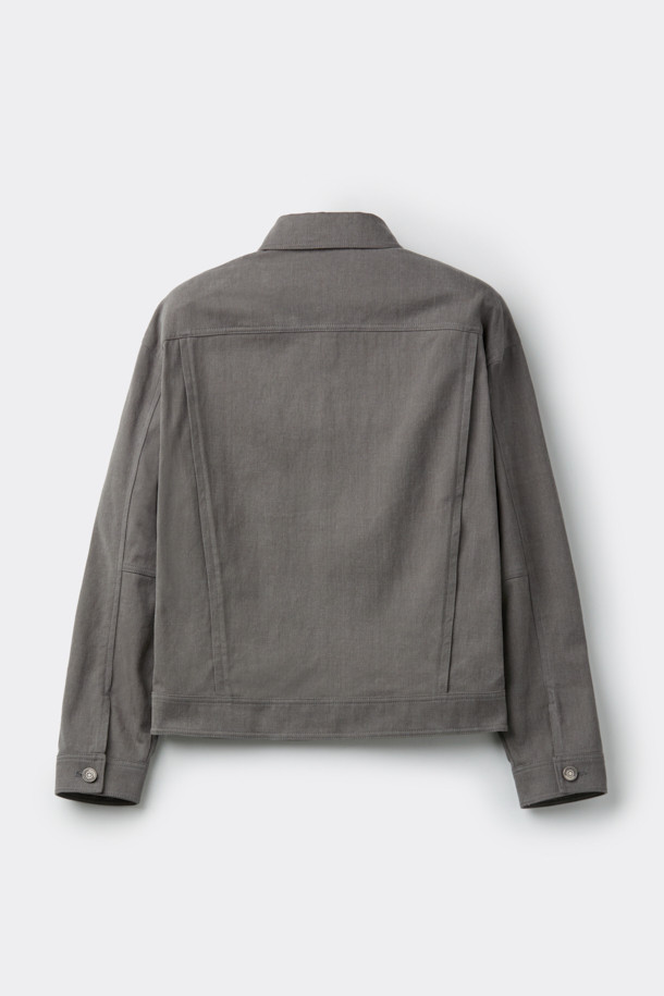 그레이 염색 코튼 트러커 재킷은 캐주얼, 미니멀 스타일을 즐기는 남성을 위한 아우터입니다. 봄, 가을에 적합하며, 데일리룩과 비즈니스 캐주얼에 활용하기 좋습니다. 면 소재로 제작되어 편안한 착용감을 선사하며, 레귤러 핏과 중간 두께감으로 간절기에 활용하기 좋습니다. 버튼 여밈 방식과 사이드 포켓 디테일이 특징이며, 무지 디자인으로 다양한 룩에 매치하기 용이합니다.
