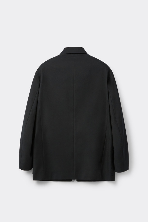 블랙 오버핏 코튼 울 셋업 재킷은 클래식과 베이직 무드를 동시에 연출하는 남성용 재킷입니다. 봄, 가을에 적합하며, 얇은 두께감으로 편안한 착용감을 선사합니다. 면, 울, 린넨 혼방 소재로 제작되어 고급스러운 질감을 자랑하며, 싱글 버튼, 레귤러 기장, 긴 소매 디자인으로 세련된 핏을 완성합니다. 셋업 스타일로 오피스룩, 비즈니스 캐주얼, 모임룩 등 다양한 TPO에 활용 가능하며, 미니멀하고 시크한 스타일을 연출하기 좋습니다. 2mm 어깨 패드와 아웃포켓 디테일이 돋보이는 블레이저 타입의 재킷입니다.
