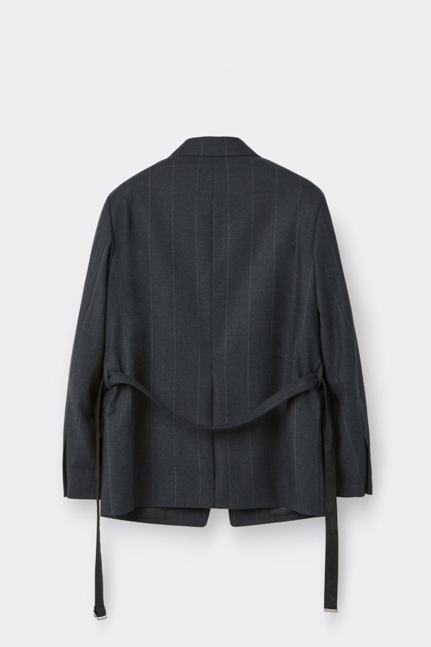 그레이 미드 렝스 스트라이프 셋업 재킷은 남성용 아우터로, 가을과 겨울에 착용하기 좋습니다. 클래식하고 미니멀한 스타일을 추구하는 분들께 적합하며, 오피스룩, 비즈니스 캐주얼, 모임룩 등 다양한 TPO에 활용할 수 있습니다. 릴랙스 핏에 울, 폴리에스테르, 캐시미어, 폴리우레탄 혼방 소재로 제작되어 두께감이 있으며, 허리끈과 벨트 고리로 디테일을 더했습니다. 블레이저 타입의 롱 기장 재킷으로, 세련된 스트라이프 패턴이 특징입니다.
