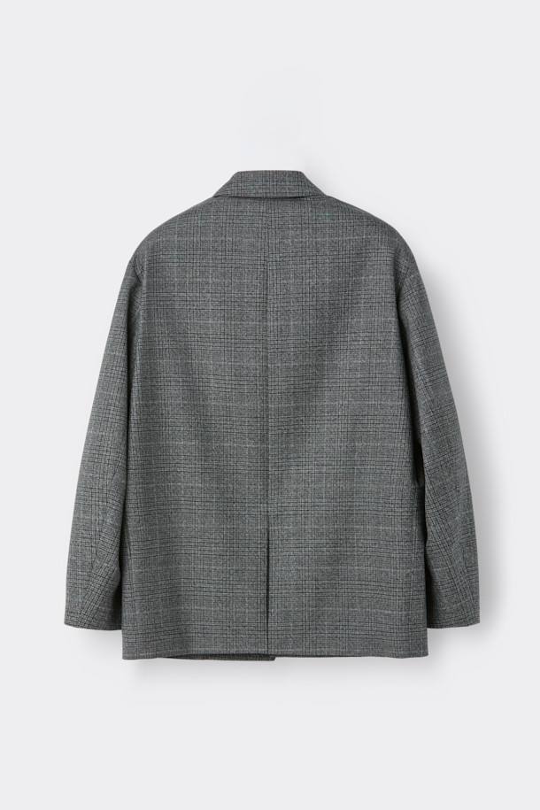 그레이 울 체크 재킷은 남성 고객을 위한 클래식하고 미니멀한 스타일의 아우터입니다. 가을과 겨울에 어울리는 두꺼운 두께감의 울 소재로 제작되었으며, 오버핏 블레이저 디자인에 싱글 버튼 여밈 방식으로 세련된 느낌을 더했습니다. 2mm 어깨 패드와 셋업 라펠 디테일이 특징이며, 체크 패턴이 은은하게 포인트가 됩니다. 오피스룩, 비즈니스 캐주얼, 모임룩 등 다양한 TPO에 적합하며, 시크한 매력을 연출합니다.
