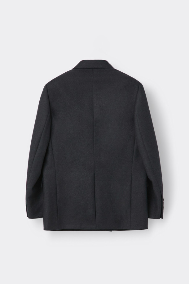 그레이 컬러의 오버사이즈 핏 울 셋업 더블 재킷입니다. 클래식 무드의 무지 디자인으로, 가을과 겨울에 따뜻하게 착용할 수 있습니다. 릴랙스핏과 오버핏으로 편안한 착용감을 선사하며, 피크드 라펠과 더블 버튼, 더블브레스트 디자인이 특징입니다. 오피스룩, 비즈니스 캐주얼, 모임룩 등 다양한 TPO에 활용 가능하며, 미니멀하고 시크한 스타일을 연출하기 좋습니다. 두꺼운 울 소재로 제작되어 보온성이 뛰어나고, 긴 소매 기장으로 안정감을 더합니다.
