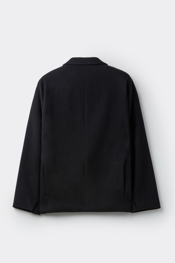 블랙 턱 디테일 울 재킷은 가을과 겨울, 출근룩을 위한 미니멀하고 시크한 스타일의 자켓입니다. 울과 폴리우레탄 혼방 소재로 제작되어 부드러운 촉감과 편안한 착용감을 제공합니다. 루즈핏 디자인에 싱글 버튼과 스냅 여밈 방식을 더해 깔끔한 실루엣을 연출합니다. 턱 디테일과 밑단 스트링, 히든 스냅 소매로 포인트를 더했으며, 긴 소매 기장으로 세련된 느낌을 선사합니다. 미니멀, 클래식, 시크한 스타일을 선호하는 분들께 추천하는 아이템입니다.
