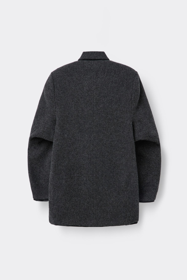 HED MAYNER (헤드 메이너)의 Grey Wool Falling Back 재킷은 모던하면서도 클래식한 스타일을 추구하는 남성을 위한 아우터입니다. 릴랙스 핏으로 편안함을 제공하며, 두꺼운 울 소재와 부드러운 촉감으로 가을과 겨울에 따뜻하게 착용할 수 있습니다. 와이드 피크드 라펠, 구조적인 어깨 패드, 후면 드레이프 디자인이 특징이며, 테일러드 코트 타입으로 오피스룩, 비즈니스 캐주얼, 모임룩 등 다양한 TPO에 활용 가능합니다. 내부 포켓과 큐프라 비스코스 혼방 안감으로 실용성과 고급스러움을 더했습니다. 미니멀하고 시크한 스타일을 선호하는 분들께 추천합니다.
