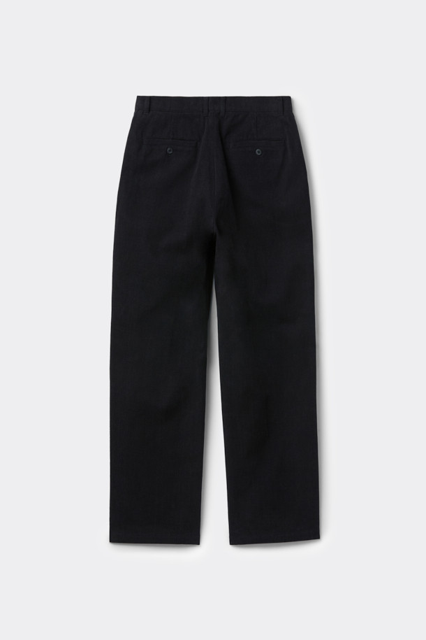 **블랙 염색 면 바지**

남성용 블랙 컬러의 면 소재 코튼 팬츠입니다. 베이직한 스타일의 긴 기장 스트레이트핏 바지로, 사계절 내내 활용하기 좋습니다. 일상복과 출근룩 모두 소화 가능한 미니멀, 클래식, 캐주얼 스타일을 연출할 수 있습니다. 무지 디자인에 메탈 장식으로 포인트를 더했으며, 밴딩 처리가 없는 것이 특징입니다.
