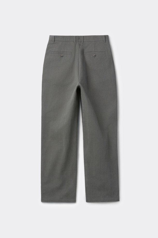 그레이 컬러의 면 100% 소재로 제작된 남성용 코튼 팬츠입니다. 데님과 유사한 다잉 코튼 트윌 소재를 사용하여 내구성과 스타일을 동시에 갖췄습니다. 베이직하고 캐주얼한 스타일로, 봄, 가을 시즌에 활용하기 좋습니다. 스트레이트핏으로 편안한 착용감을 선사하며, 허리 오비에는 메탈 장식이 더해져 포인트를 더했습니다. 출근룩과 비즈니스 캐주얼, 캐주얼, 미니멀, 클래식 스타일 연출에 적합합니다.
