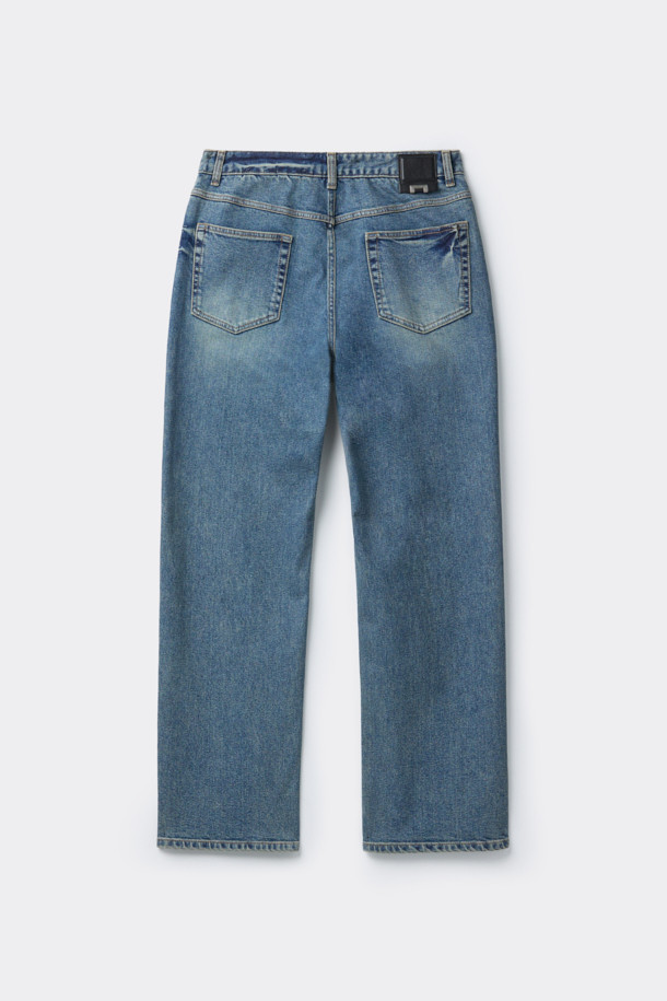 **블루 레귤러 핏 데님 팬츠**는 베이직하면서도 캐주얼한 스타일을 연출하는 남성용 긴바지입니다. 봄, 가을 시즌에 적합하며, 무지 디자인에 레귤러 핏과 테이퍼드 핏으로 편안한 착용감을 제공합니다. 데님 소재 특유의 견고함과 바이오 워싱 처리로 부드러운 촉감을 느낄 수 있습니다. 캐주얼, 미니멀, 클래식 스타일을 즐겨 입는 남성분들에게 추천합니다. 일상생활에서 폭넓게 활용할 수 있는 아이템입니다.
