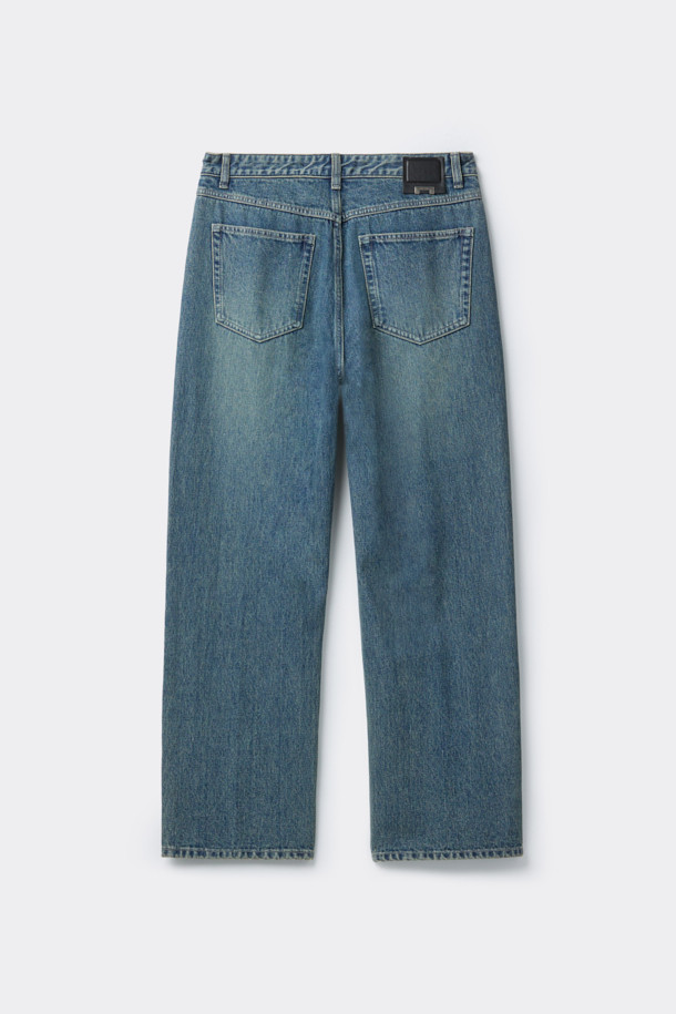 블루 스트레이트 핏 청바지는 남성분들을 위한 베이직하고 캐주얼한 디자인의 데님 팬츠입니다. 사계절 내내 활용 가능하며, 일상복뿐만 아니라 데이트룩이나 출근룩으로도 손색없는 아이템입니다. 바이오 워싱, 스톤 워싱, 도밍고 워싱 처리를 통해 자연스러운 색감과 부드러운 착용감을 제공합니다. 무지 디자인에 옐로우 컬러 틴 브러쉬 디테일로 포인트를 더했으며, 스트레이트 핏으로 캐주얼, 클래식, 미니멀 스타일 모두 소화 가능합니다.
