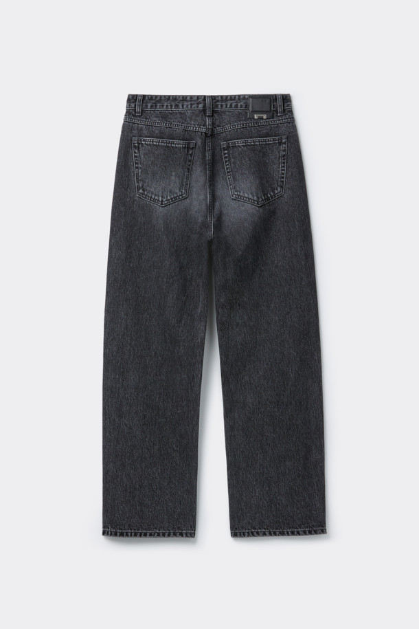 그레이 색상의 남성용 스트레이트 핏 데님 팬츠입니다. 사계절 모두 착용 가능하며, 일상 및 출근룩, 비즈니스 캐주얼에 적합합니다. 베이직하고 캐주얼한 스타일로 미니멀, 클래식한 무드를 연출합니다. 바이오워싱, 스톤워싱, 도밍고 워싱 기법으로 제작되어 자연스러운 색감과 부드러운 촉감을 선사합니다. 무지 디자인의 긴 기장으로, 어떤 상의에도 잘 어울려 활용도가 높습니다.
