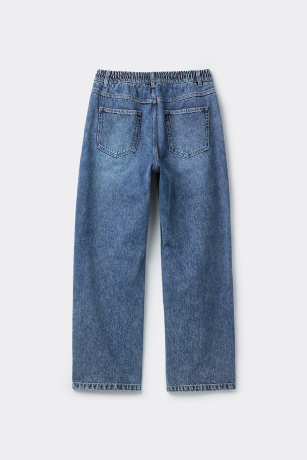 블루 루즈핏 드로우스트링 청바지는 일상, 산책, 캠핑 등 다양한 상황에 어울리는 남성용 데님 팬츠입니다. 루즈핏과 스트레이트 핏으로 편안함을 강조하며, 봄, 가을에 착용하기 좋습니다. 무지 디자인에 피그먼트 워싱과 바이오 워싱 처리를 더하여 자연스러운 멋을 냈습니다. 허리 밴딩과 드로우스트링으로 편안한 착용감을 제공하며, 캐주얼, 미니멀, 시티보이 스타일을 연출하기에 좋습니다.

