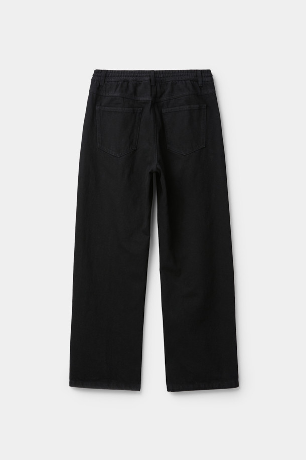 블랙 루즈핏 드로우스트링 청바지를 소개합니다. 편안한 착용감을 선사하는 루즈핏으로, 캐주얼하고 미니멀한 스타일을 연출하기 좋습니다. 부드러운 데님 소재에 바이오 워싱과 스톤 워싱 처리를 더해 자연스러운 멋을 더했습니다. 허리 부분은 드로우스트링(조임 끈)으로 조절하여 편리하게 착용할 수 있으며, 사계절 내내 활용하기 좋은 아이템입니다. 일상복으로 편안하게 즐겨 입을 수 있는 남성 데님팬츠입니다.
